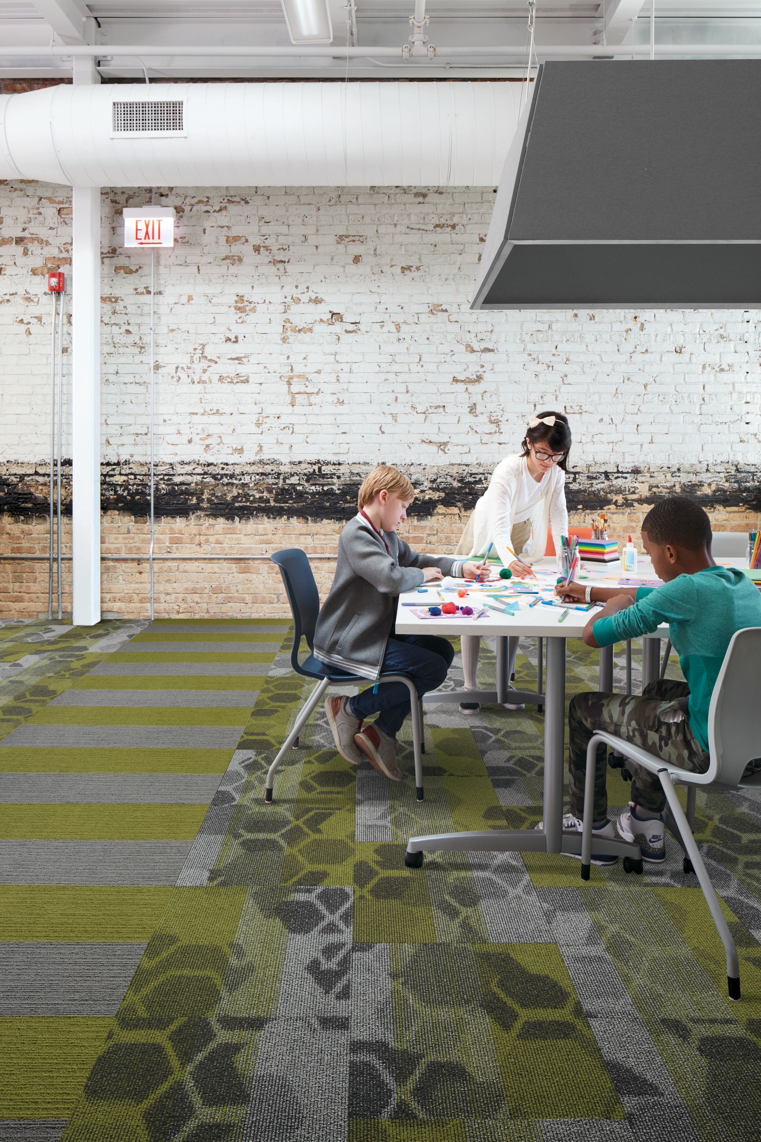 Interface Viva Colores and Honey Don't carpet tile in children's workspace with table and chairs imagen número 6